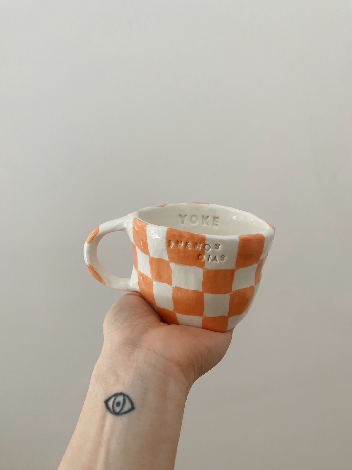 80's Buenos Días mug