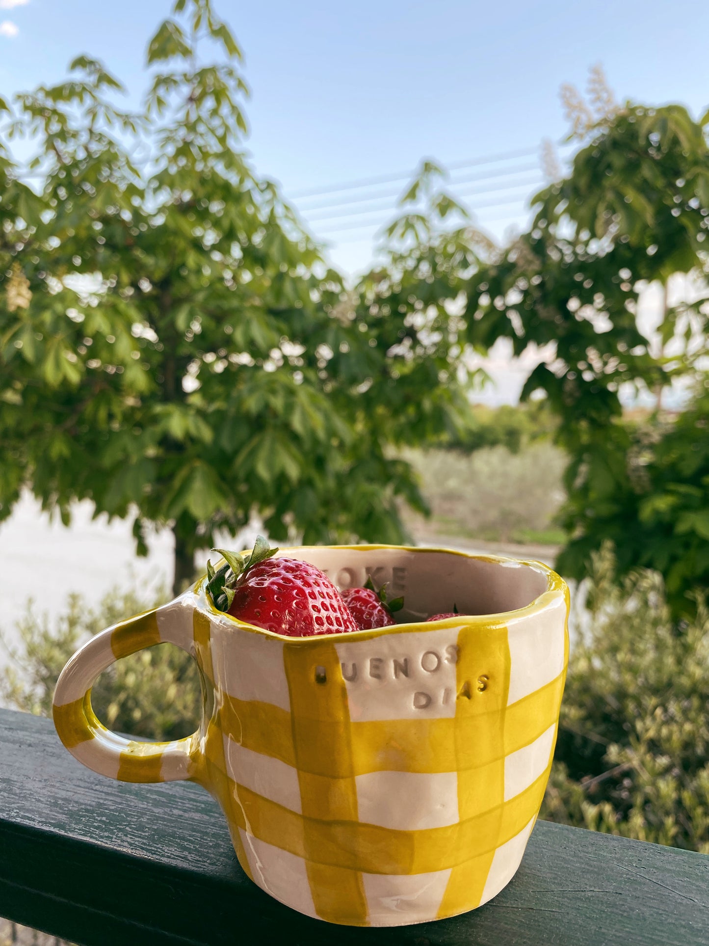 80's Buenos Días mug