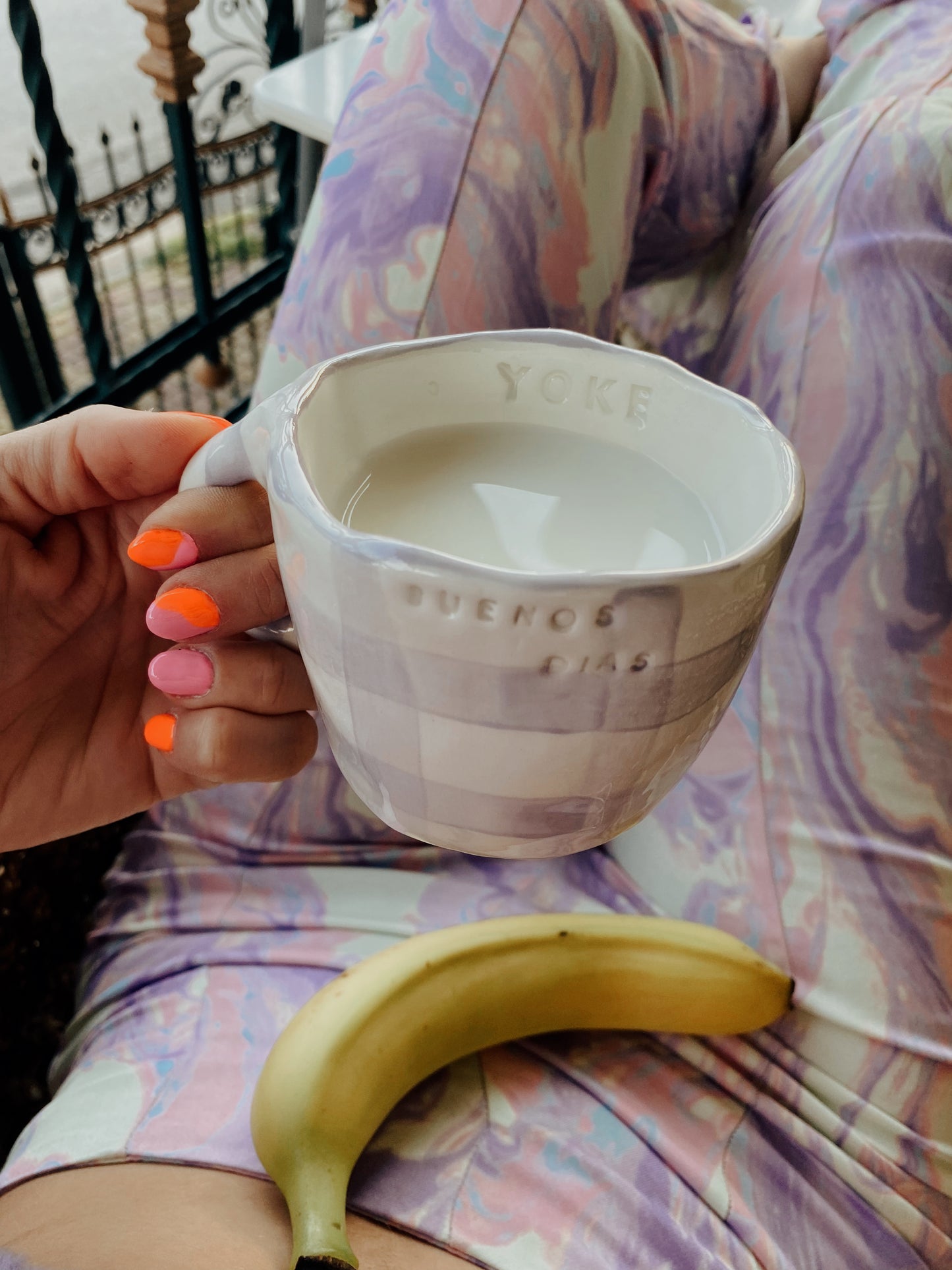 80's Buenos Días mug